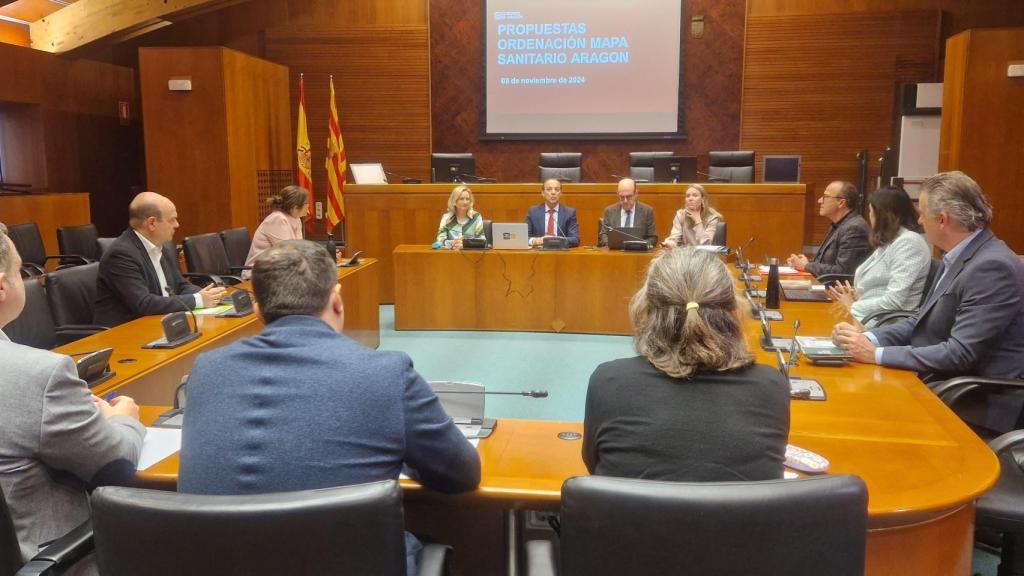 El consejero de Sanidad, el director general de Asistencia Sanitaria, la gerente del Salud y la gerente de Atención Primaria se reúnen con los grupos parlamentarios de las Cortes de Aragón para hablar del mapa sanitario