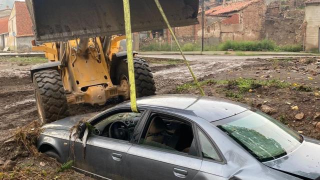 Un coche, afectado por las graves tormentas en Montalbán.