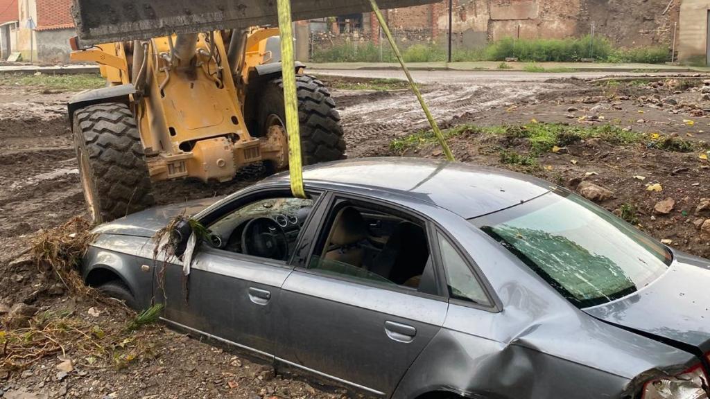 Un coche, afectado por las graves tormentas en Montalbán.