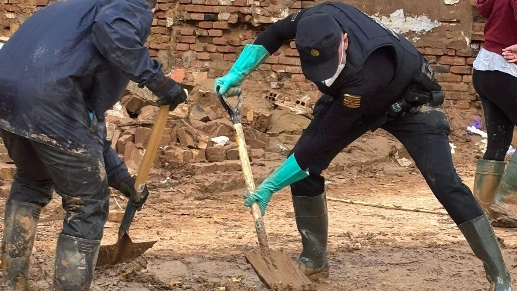 La Policía Local de Zaragoza realizando tareas de limpieza en Catarroja