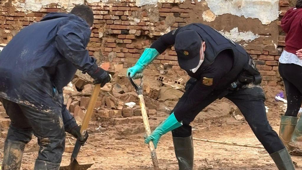 La Policía Local de Zaragoza realizando tareas de limpieza en Catarroja