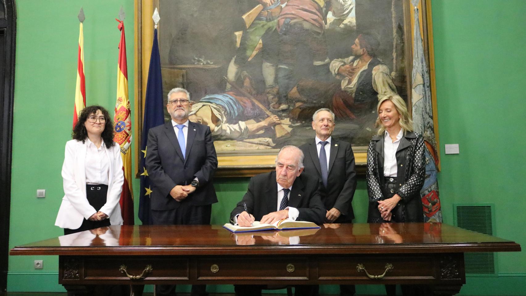 Amado Franco ha firmado en el libro de honor de la Universidad antes del acto solemne