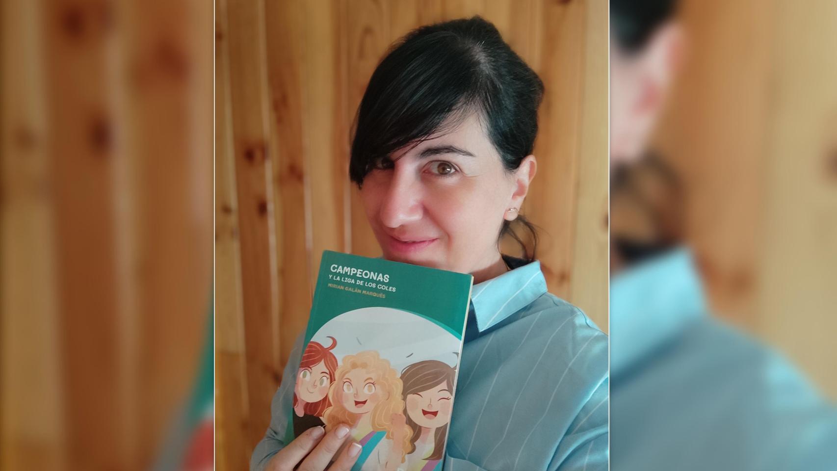 Mirian Galán Marqués sujeta su nuevo libro, 'Campeonas y la liga de los coles'.