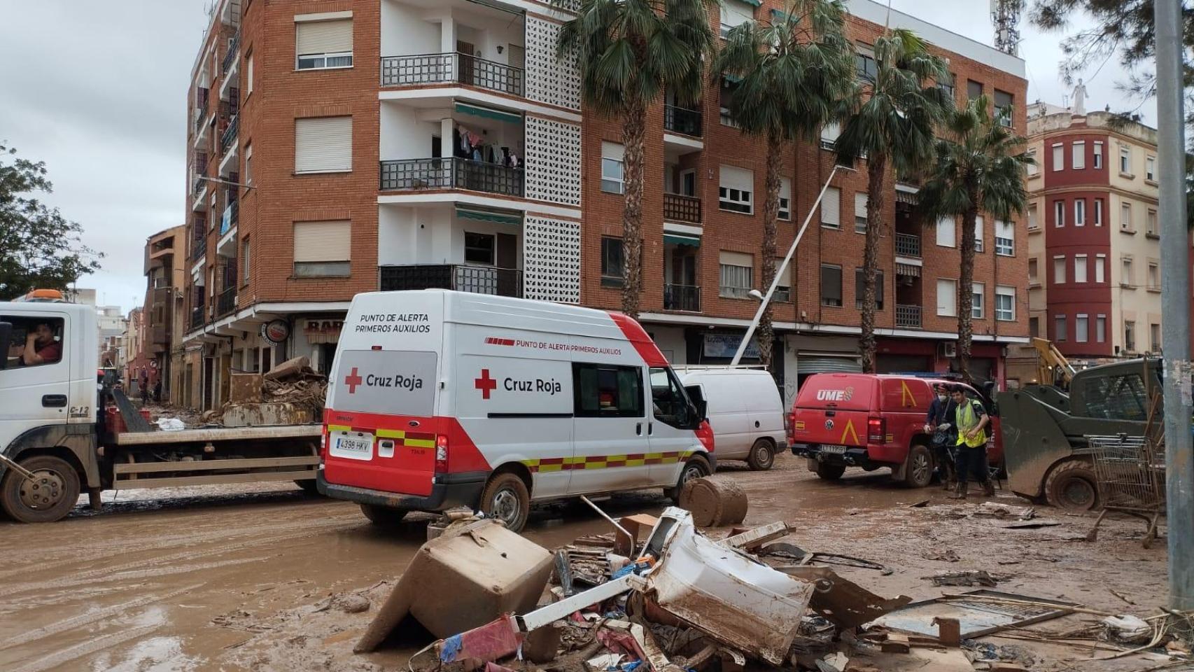 Trabajadores de Cruz Roja de León ayudando en Valencia