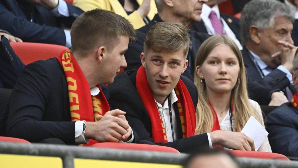 El príncipe Emmanuel junto a sus hermanos en un partido de Bélgica de la Eurocopa.