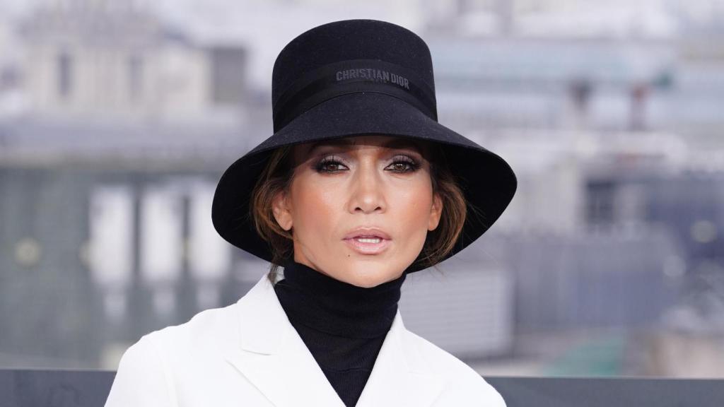 Jennifer Lopez luciendo un sombrero de ala ancha de Dior.