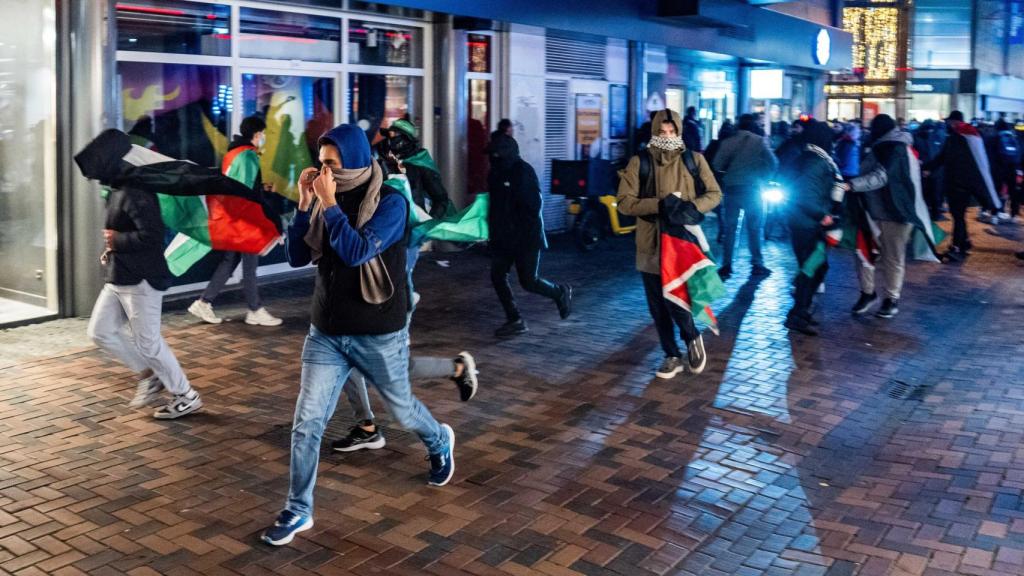 Grupos pro palestinos corren por las calles de Ámsterdam.