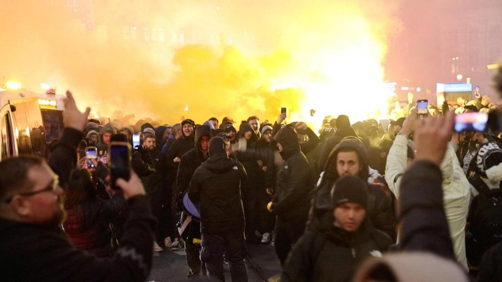 Los aficionados del Maccabi, en la previa del partido ante el Ajax.