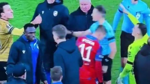 Momento en el que el portero del Viktoria Plzen realiza el gesto nazi.