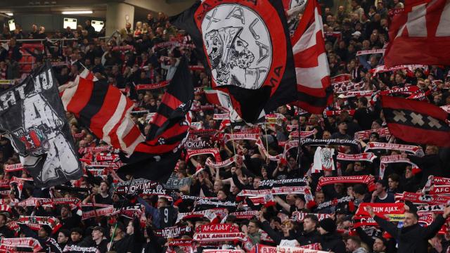 Imagen de los aficionados del Ajax durante el partido contra el Maccabi.