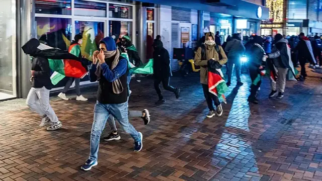 Persona pro palestina corren por las calles de Ámsterdam.