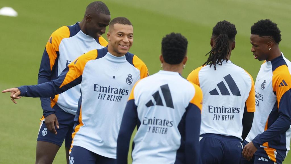 Los jugadores del Real Madrid preparan el partido contra Osasuna.