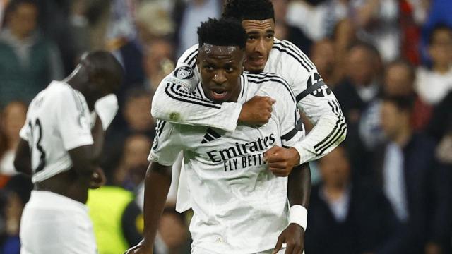 Jude Bellingham abraza a Vinicius Junior en el partido del Real Madrid ante el Milan.