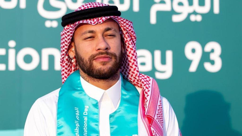 Neymar, durante un acto público en Arabia Saudí vistiendo en traje tradicional