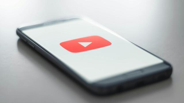 Icono de YouTube en un móvil