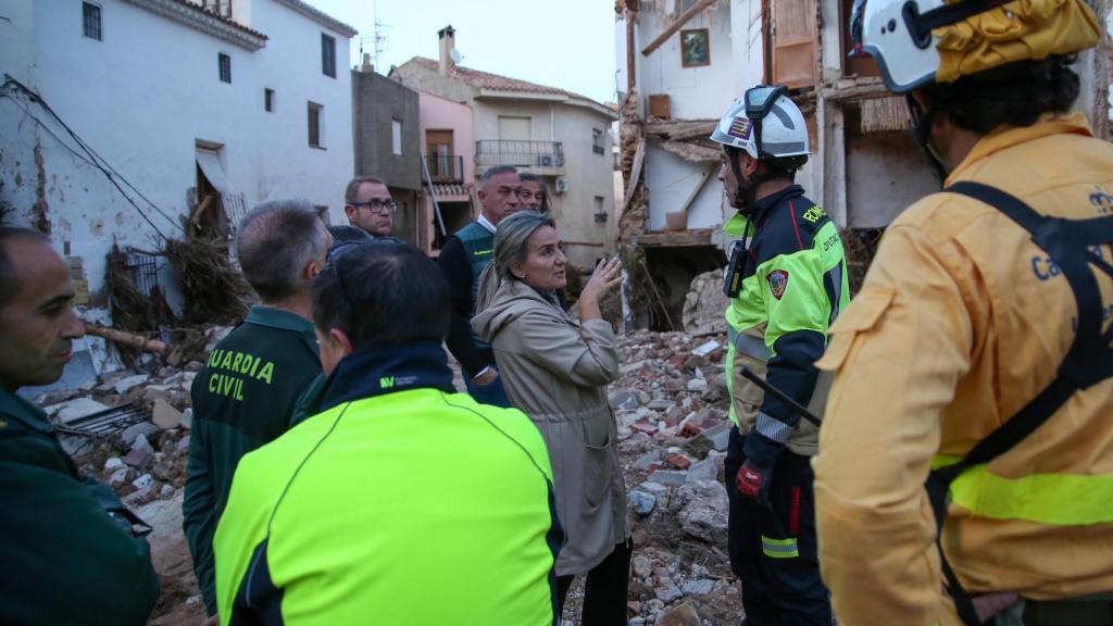 Milagros Tolón el pasado 31 de octubre en Letur junto a los servicios de rescate.