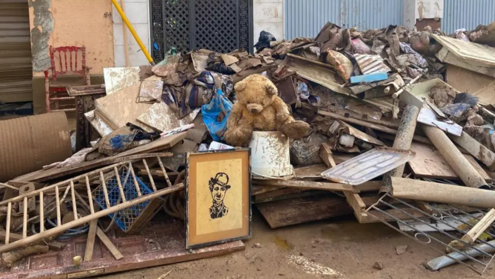 Imagen de archivo de un peluche sobre los escombros tras la DANA en la Comunidad Valenciana.