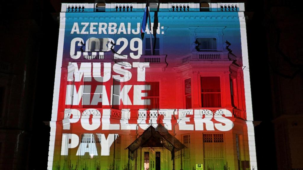 Activistas en Londres proyectaron una imagen sobre la embajada de Azerbaiyán