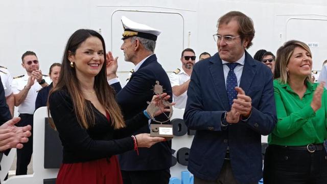 Lorena Martínez, este viernes, recibiendo un obsequio como la crucerista 2,5 millones, de manos del presidente de la Autoridad Portuaria de Cartagena, Pedro Pablo Hernández (d).