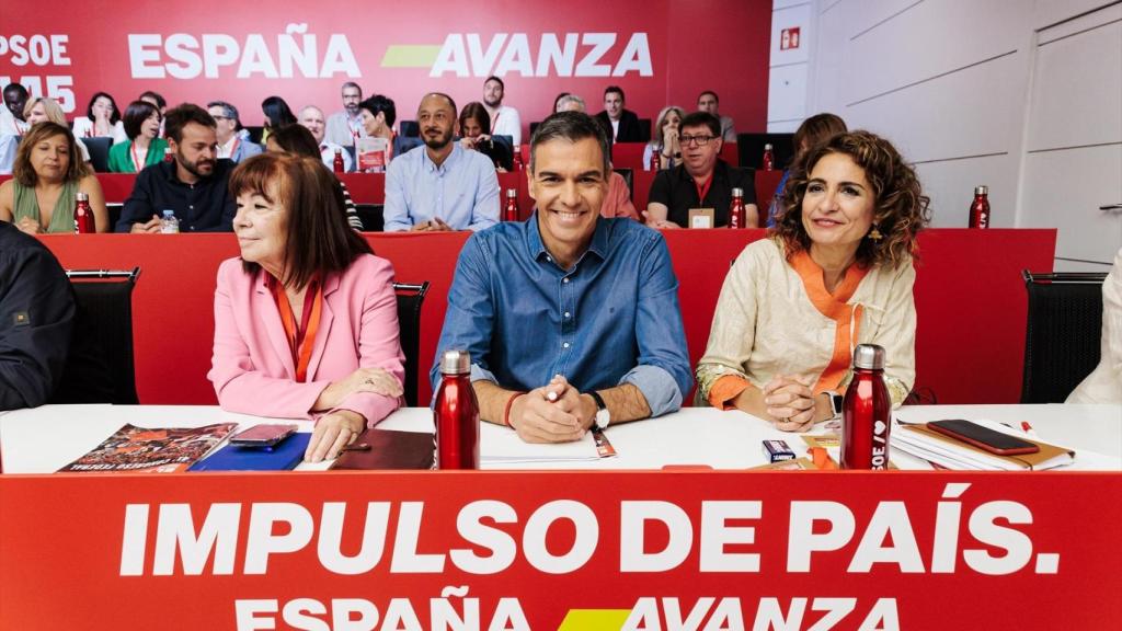 (I-D) La presidenta del PSOE, Cristina Narbona, el secretario general, Pedro Sánchez y la vicesecretaria general,, María Jesús Montero, durante el último Comité Federal del PSOE, en septiembre.