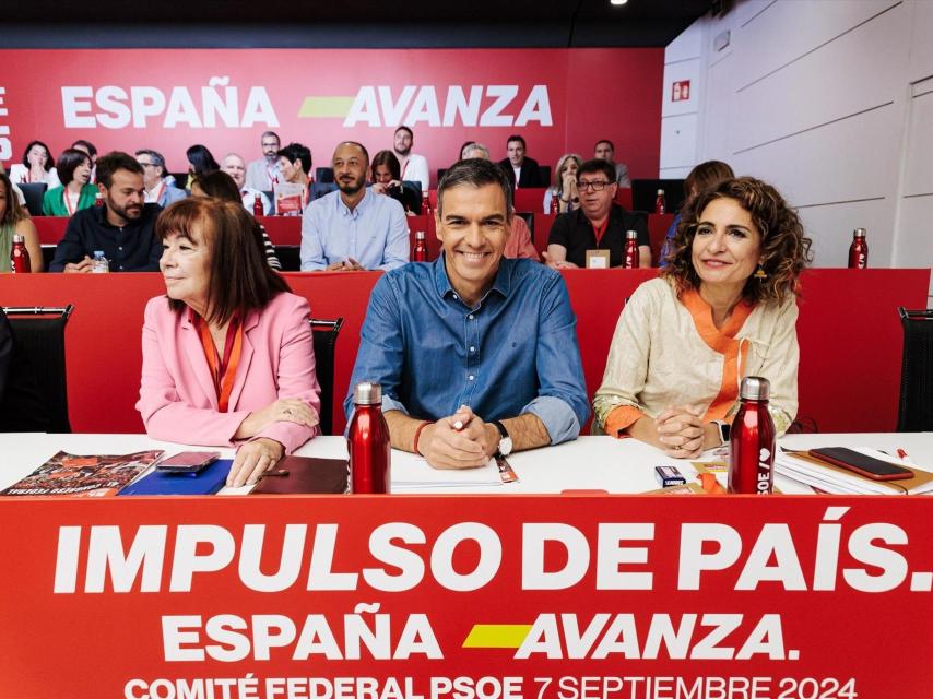 (I-D) La presidenta del PSOE, Cristina Narbona, el secretario general, Pedro Sánchez y la vicesecretaria general, María Jesús Montero, durante el último Comité Federal del PSOE, en septiembre.