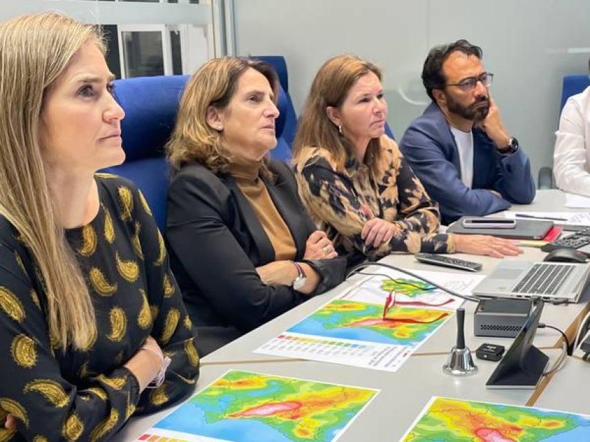 Teresa Ribera, entre Sara Aagesen y María José Rallo, en la AEMET, un día después de la tragedia de la DANA.