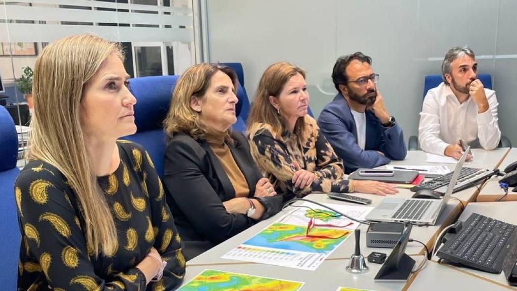 Teresa Ribera, entre Sara Aagesen y María José Rallo, en la AEMET, un día después de la tragedia de la DANA.