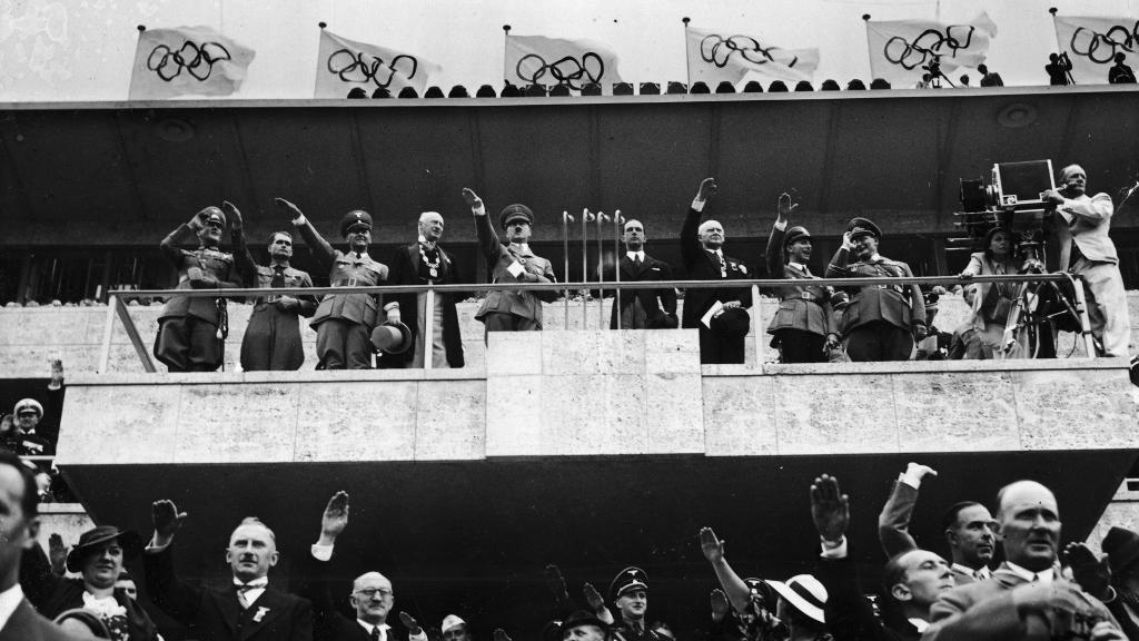 Palco de honor de los JJOO de Berlín 1936 con Hitler, Goebbels, Görign, Rudof Hess o Leni Riefenstahl.