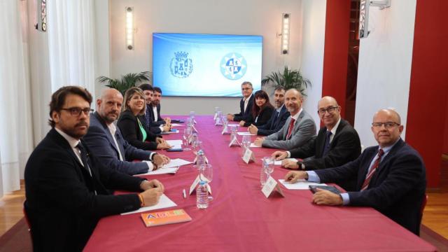 Concejales y alcaldesa reunidos con el Rector y los vicerrectores, durante una reunión.