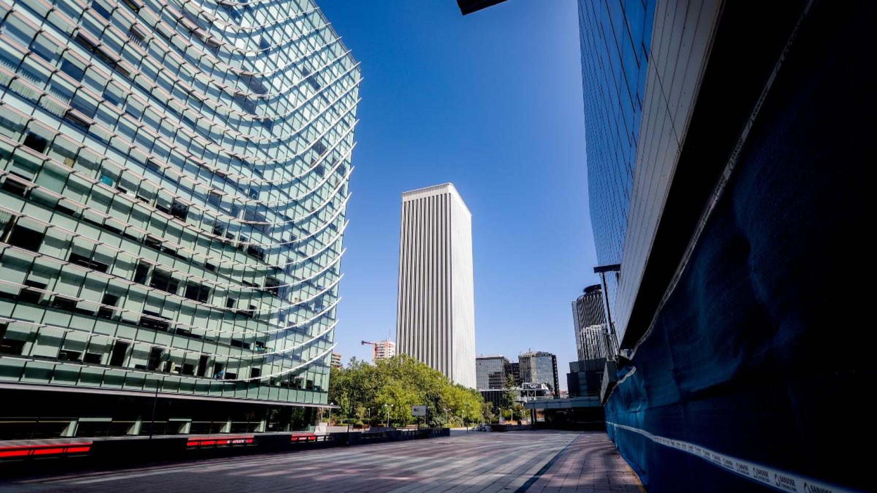 La Torre Picasso es un rascacielos situado en la plaza de Pablo Ruiz Picasso, dentro del complejo empresarial y comercial AZCA.