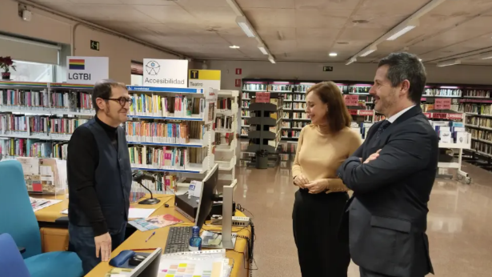 El consejero de Cultura, Mariano de Paco (d), en la biblioteca pública José Hierro, en Usera.