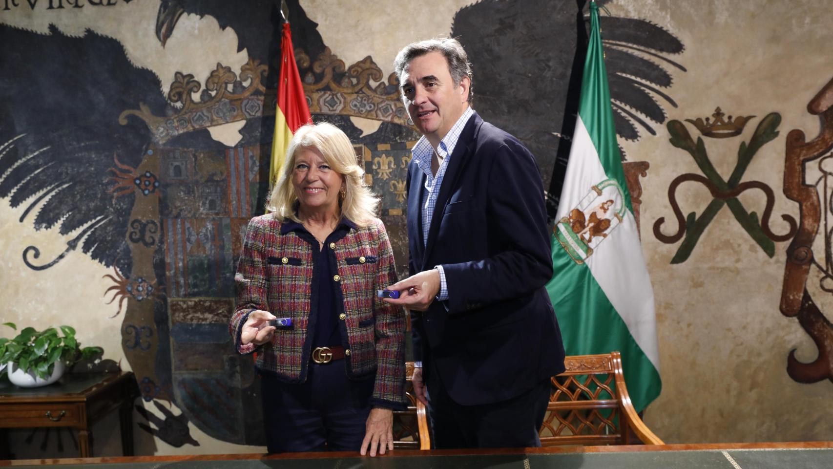 La alcaldesa de Marbella, Angeles Muñoz, y el concejal de Hacienda Félix Romero,  en la presentación de los presupuestos para 2025.