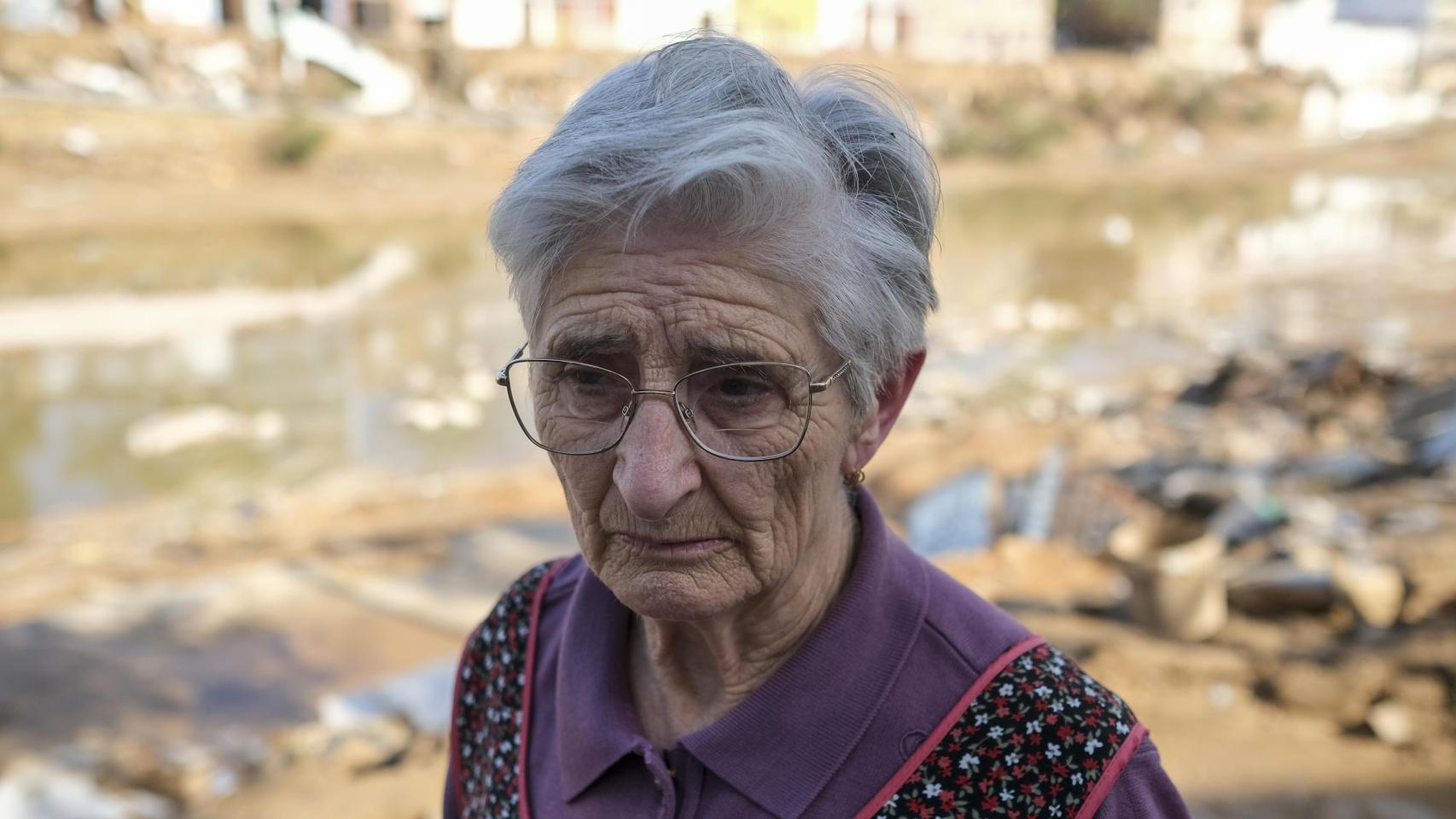 Amparo, frente al barranco donde se encontraba su casa.