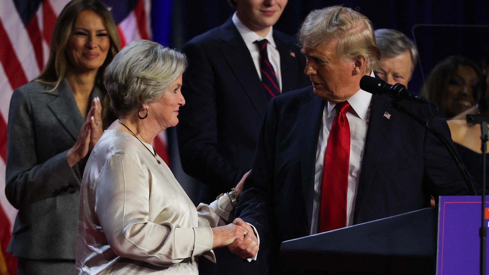 Susie Wiles y Donald Trump en el Centro de convenciones del condado de Palm Beach en la noche electoral.