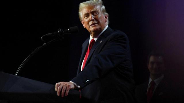 El presidente electo de EEUU Donald Trump sube al escenario tras los primeros resultados de las elecciones presidenciales en el Centro de Convenciones del Condado de Palm Beach.