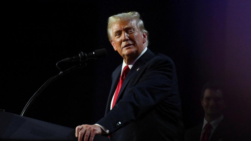 El presidente electo de EEUU Donald Trump sube al escenario tras los primeros resultados de las elecciones presidenciales en el Centro de Convenciones del Condado de Palm Beach.