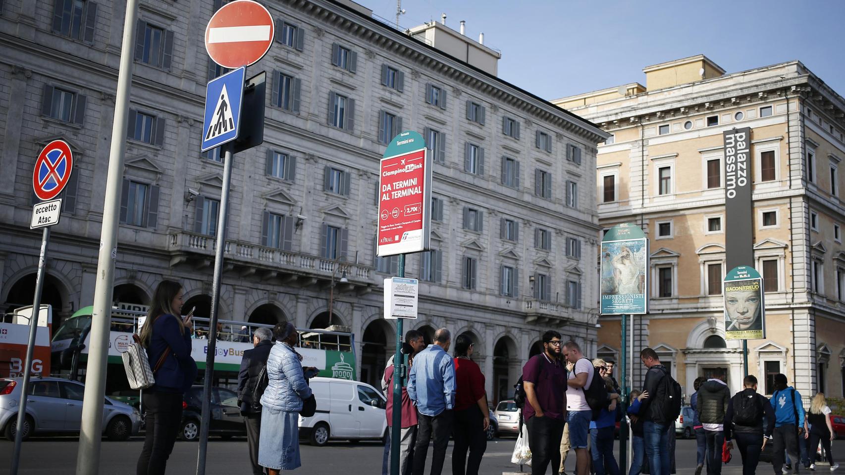 Parada de autobús en Roma.