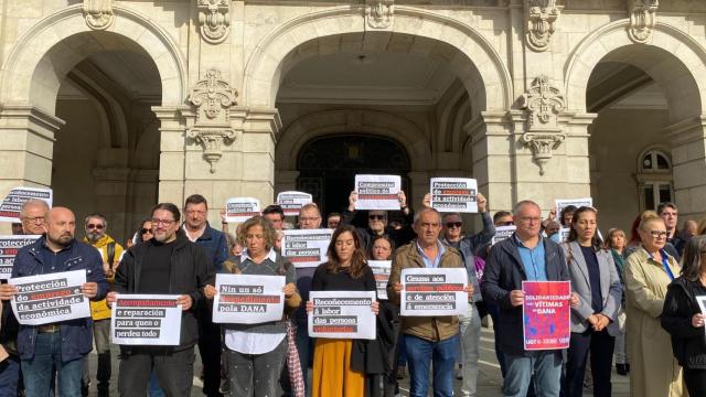 Concentración en el Ayuntamiento de A Coruña en apoyo a los afectados por la DANA