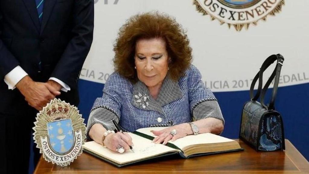 Isabel Castelo firmando tras recibir la Medalla de Oro de Galicia en 2017