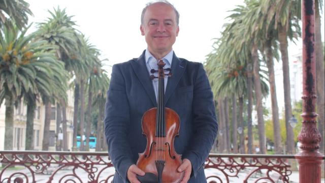 Rogelio Groba sostiene su violín en el palco de música de Méndez Núñez en A Coruña.