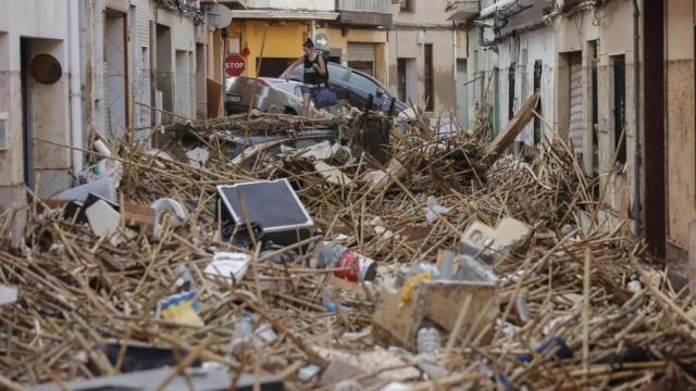 Restos de la riada en una calle de Paiporta (Valencia).