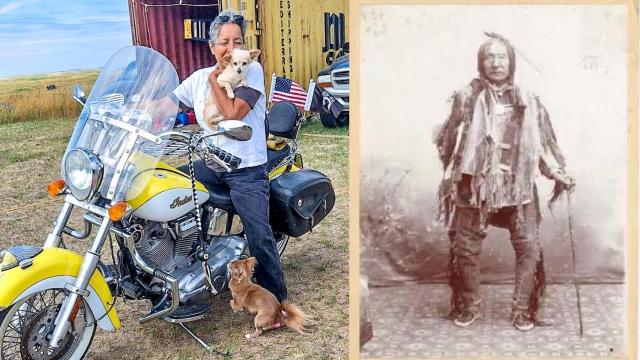 Karen Little Thunder, cerca de su casa, sobre la moto india de Phil Little Thunder Sr., con su perrito Fuzzy Johnson (i.) y su tatarabuelo, el gran jefe lakota Little Thunder (d.).