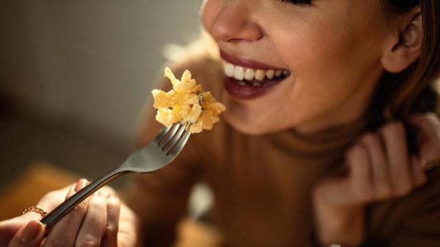 Mujer cenando.