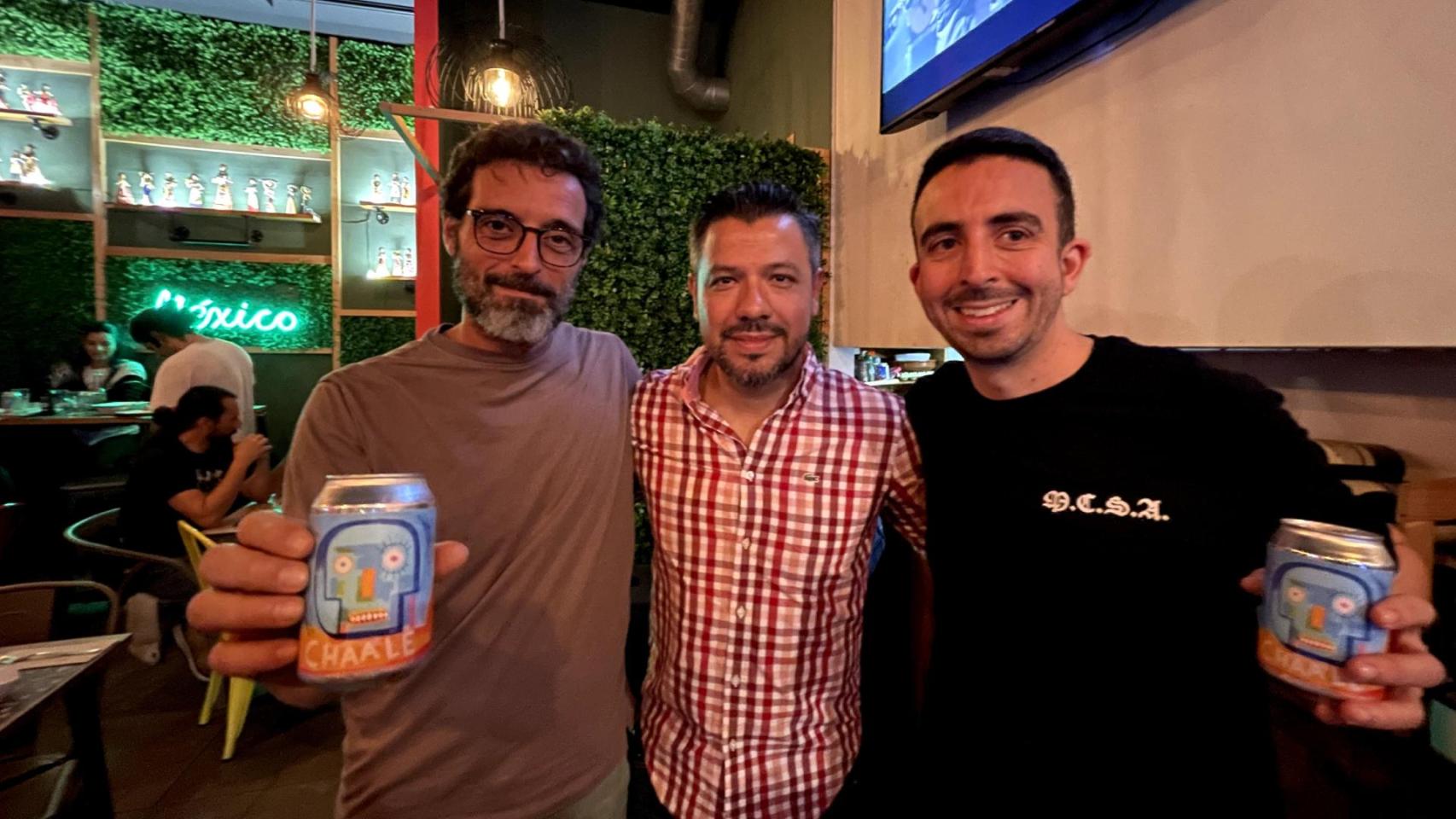 Andrés Toledano, Yayo Davila y Ash Santos, en la presentación de la cerveza Chaale.