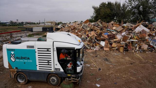 Zona habilitada para los residuos de la DANA en Castellar, Valencia. Eduardo Manzana / Europa Press