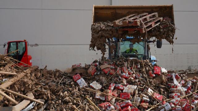 Una máquina trabaja recolectando basura.