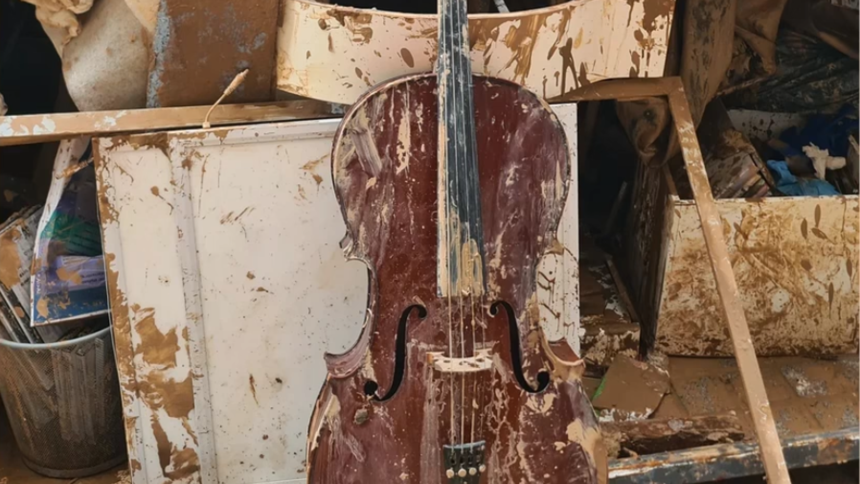 Imagen de un violín dañado por el lodo de la DANA en Valencia. EE