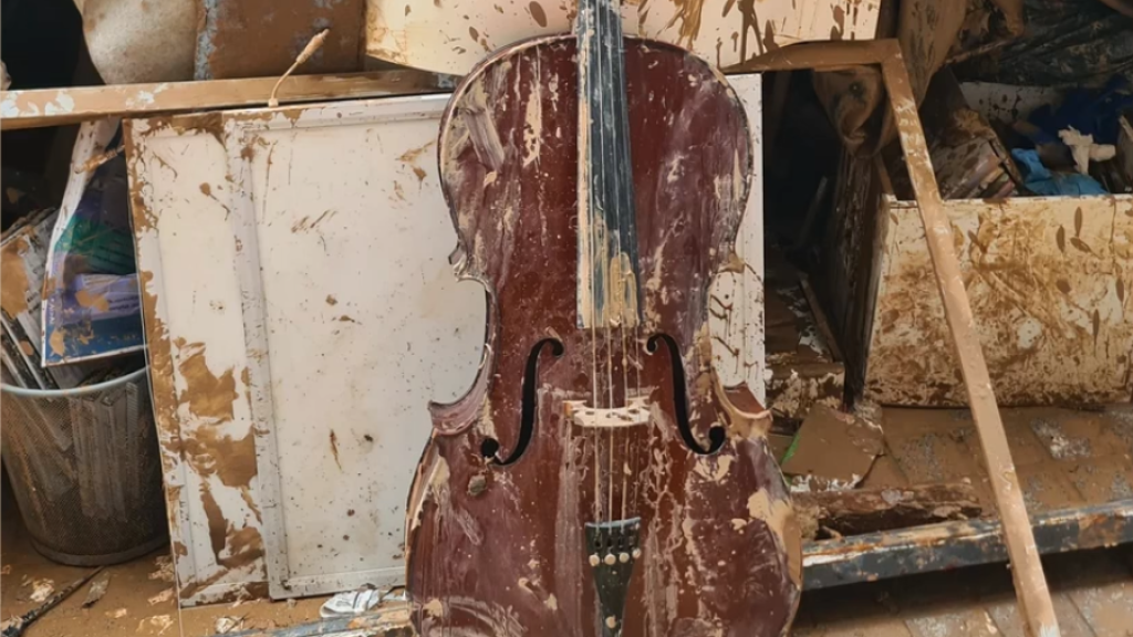 Imagen de un violín dañado por el lodo de la DANA en Valencia. EE