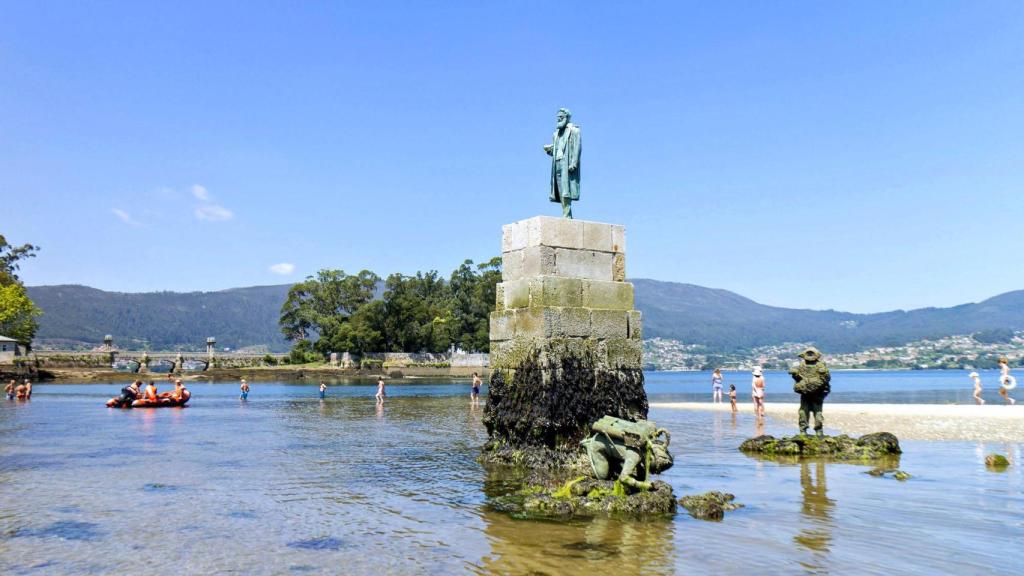 Monumento ao Capitán Nemo en Cesantes