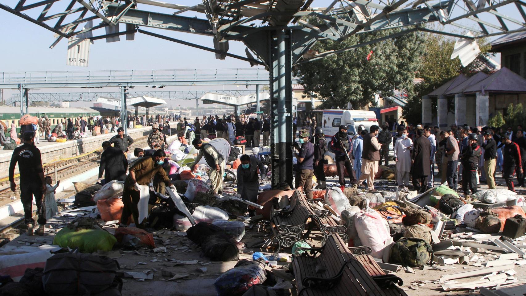 Estación de tren en Quetta, Pakistán, tras una supuesta explosión suicida.